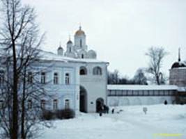  / SUZDAL  .  ,    (. XVI ) / Pokrovsky cloister. Pokrovsky cathedral, above-gate Blagoveshensky church (beg. 16th c.)