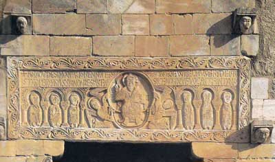 Фрагмент декора церкви Сен-Жени в Сен-Жени-де-Фонтен (St-Genis-des-Fontaines), департамент Восточные Пиренеи (Pyrenees-Orientales), Франция.