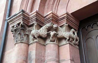 Фрагмент декора портала собора в Майнце (Mainz), Германия.