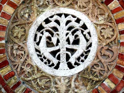 Фрагмент декора церкви Санта-Мария в бенедиктинском монастыре Помпозе близ Кодигоро (Codigoro), регион Эмилия-Романья (Emilia-Romagna).