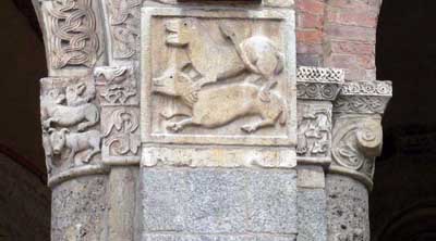 Фрагмент декора собора Сан-Амброджо в Милане (Milano), Италия.
121

