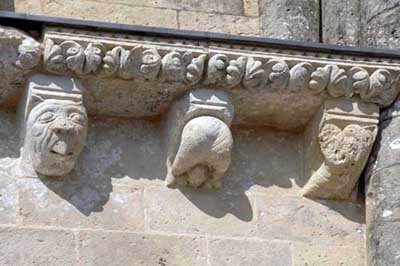 Фрагмент декора церкви св. Петра в Оне-де-Сентонж (Aulnay de Saintonge), департамент Приморская Шаранта (Charente-Maritime), Франция.