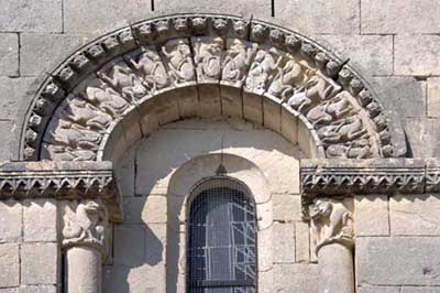 Фрагмент декора церкви Сен-Эри в Мата (Matha), департамент Приморская Шаранта (Charente-Maritime), Франция.