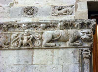 Фрагмент декора церкви в Ниме (Nîmes), департамент Гард (Gard), Франция,