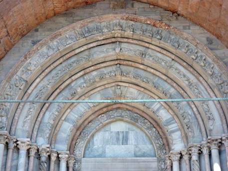 Декор главного портала городского собора в Анконе, Италия.