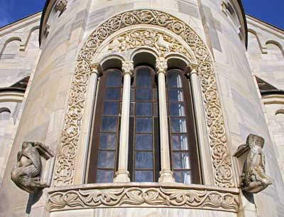 Фрагмент декора церкви Богородицы в Студенице, Сербия.