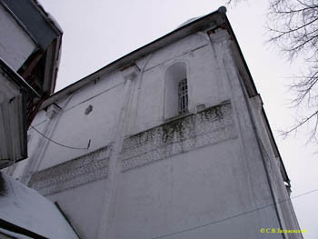 Успенский собор «на Городке» в Звенигороде. В верхней части центрального прясла западного фасада – миниатюрное окно-роза.