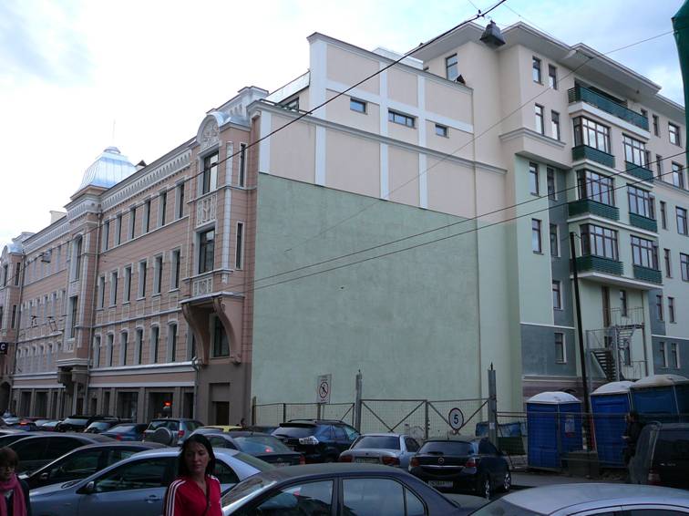 Старинные здания в массовом порядке превращаются в грубые муляжи. Большая Дмитровка, 14, – так сказать, «классика муляжного жанра: разные фасады стилизованы под разные эпохи.