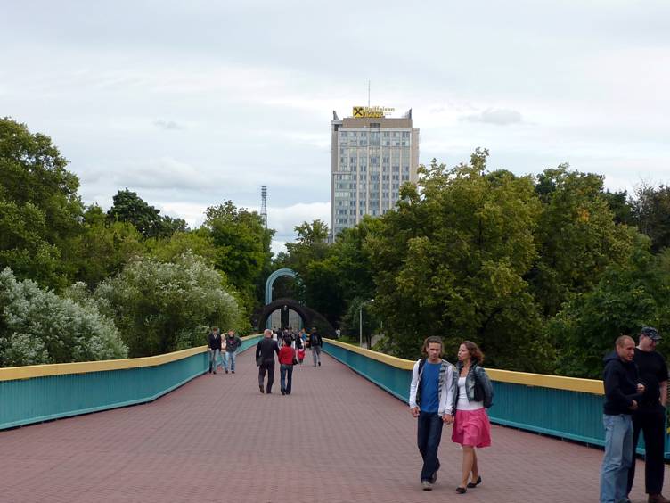 Со стороны Парка Культуры над Нескучным садом нависла высотка Райффайзенбанка (Ленинский проспект, 15а).  