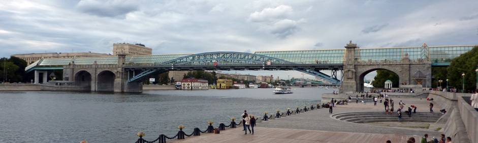 Впрочем, Андреевский мост уцелел, был перенесен ниже по течению Москвы-реки и сделан пешеходным. Только вот неповторимая померанцевская арка скрылась под стеклянной «гусеницей» (архитектор Юрий Платонов).