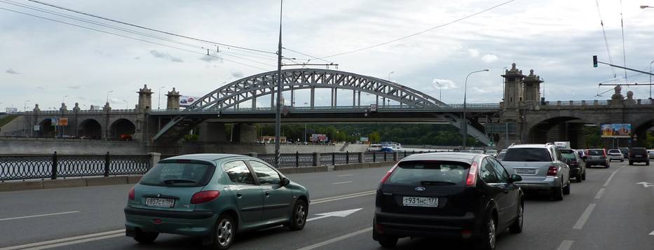А с другой стороны излучины Москвы-реки был Краснолужский мост, однотипный Андреевскому. Его постигла та же судьба: на его месте – грубый муляж…
