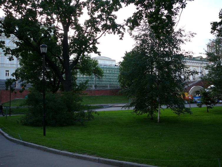 All means are good to get the view from the windows to Kremlin. If one can not build a new high-rise building, lofts are constructed (pictured  the loft overlooking Alexander Garden).