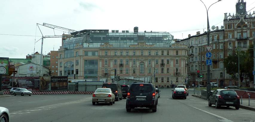 And here is a dummy built on Turgenev Square (Frolov Pereulok, 2 / 4). With the glass superstructure.