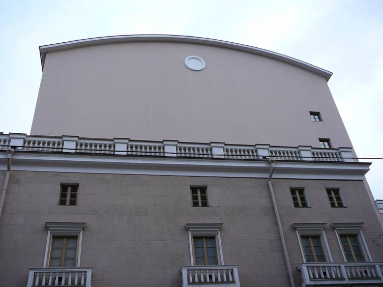 This "beauty" on the corner of Bolshaya Dmitrovka and Kozitsky per. is the new stage of Stanislavsky Theatre. Painful, but symbolic nonsense: this is the view from the window of the office of Dr. Alexey Komech, former director of the State Institute of Art, who unsuccessfully fought for the preservation of monuments and historical environment of Moscow