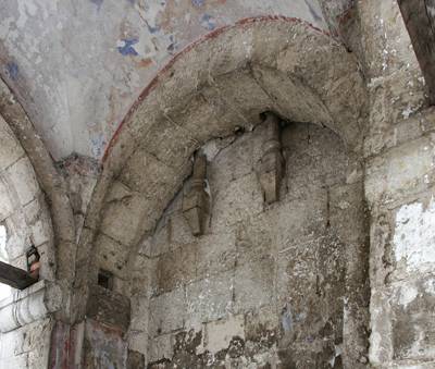 Roofed porches column-type belt walls of the Church of the Nativity of the virgin in the hierarchy.

