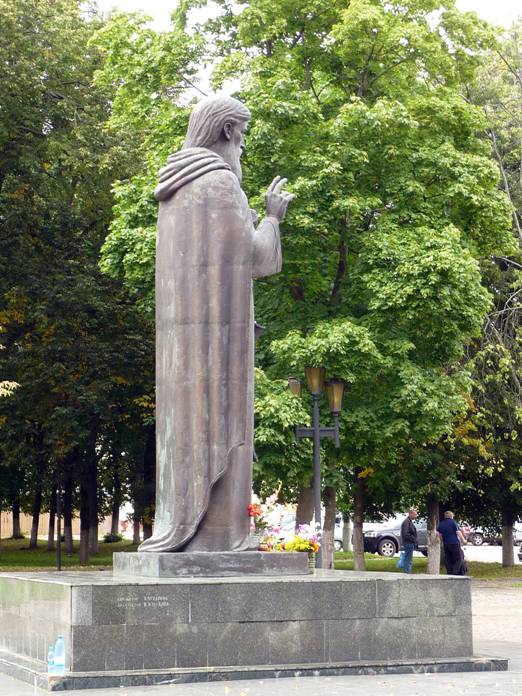 ...Здесь же скульптор Валентин Чухаркин (1937–2005) изваял у статуи очень пышную шевелюру и сделал спину абсолютно прямой, только голову немного наклонил.