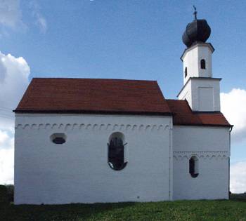 Одна из многих сотен европейских церквей с «универсальным» романским декором (деревня Оберреренбах, Бавария, XIII век).