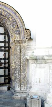 Северный портал и филенки «цокольного» яруса Архангельского собора в Кремле.