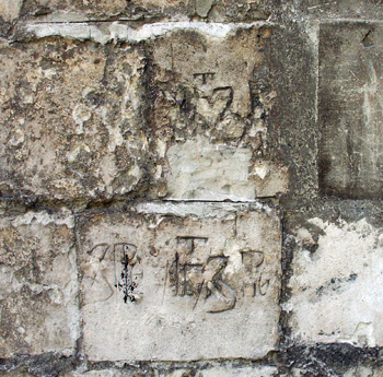 Церковь Трифона в Напрудном. Блоки с пробами шрифта кладбищенских резчиков («Лета 7000», «Лета 7000 пре…», «Лета 7000 пре…»).