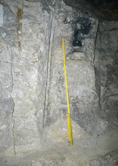 Неоконченная старинная выработка в забое Сьяновской каменоломни. В правом верхнем углу снимка видна верхняя полость, посередине – вертикальный штраб.