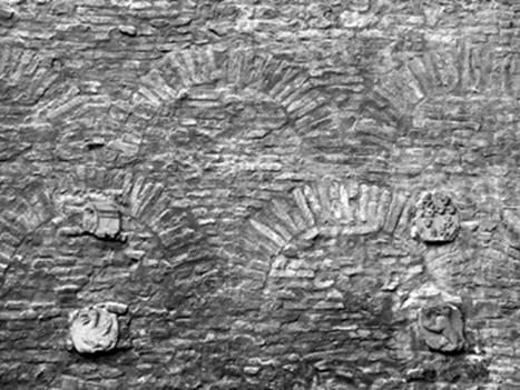 Одиночные плиты с зооморфными рельефами на стене южного нефа собора в Шпейере.